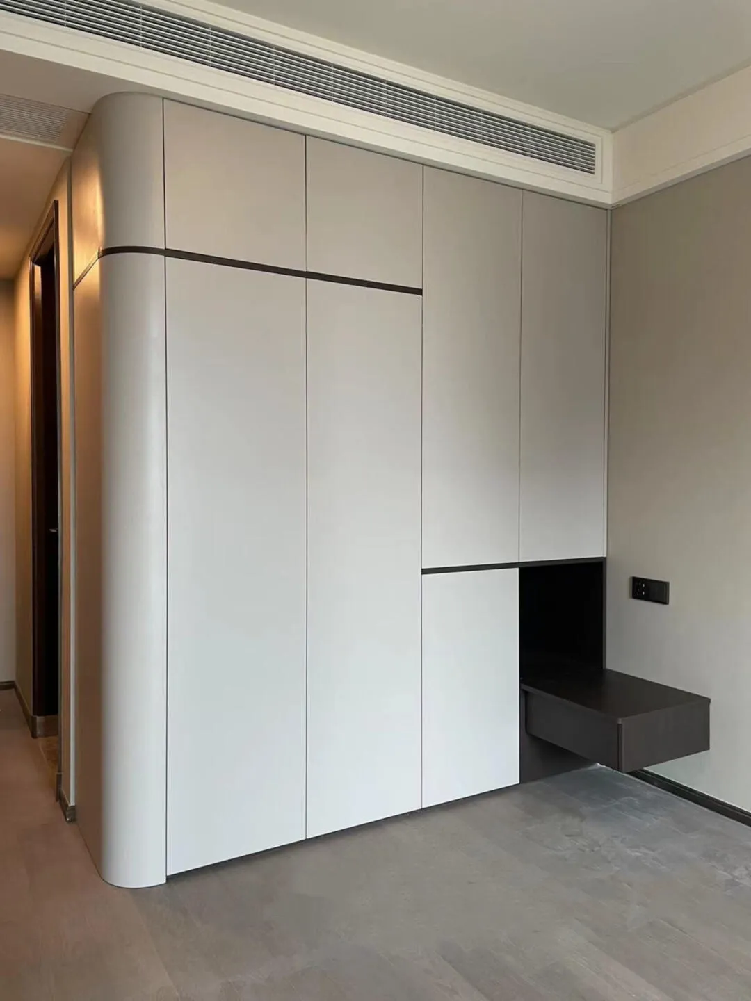 Customizable Freestanding Sliding Door Wardrobe Traditional Design with LED Lighting Eco-Friendly for Bedroom